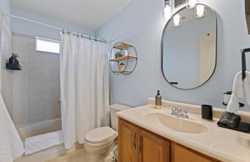 Fire Pit Getaway Shops and Dining 70in TV - Foto 29