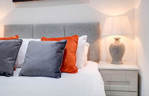 Luxurious 1 Bed Serviced Apartment with Wi-Fi - Photo 55