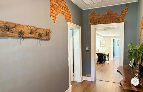 1920 Brick House-Hot Tub-Outdoor Brickoven Pizza-Pets-Breweries - Foto 52