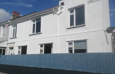 JUNGLE HOT TUB, games room, near eateries, micro brewery, pubs, beauty salons and boutique shops, Argyle, free Netflix, in the heart of Plymouth - Dogs welcome - Hosted by Absolute Accommodation Plymouth - Foto 58