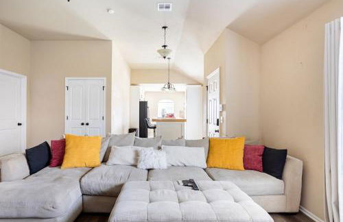 Cheerful 3 Bdrm space, 2 bath!. You gotta love it! - Photo 3