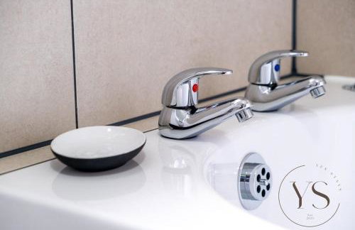 Modern 3BR Home in 9 Anson Rd Near Sandwell Hospital with Garden and Free Parking - Foto 56