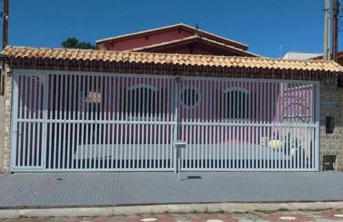 Casa Rosa de Peruíbe - Casa de Temporada 3 dormitórios, 10 hóspedes, piscina, wi-fi, netflix, 800 metros da praia - Photo 1