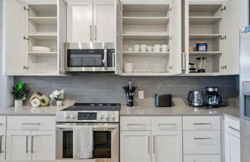 Skyline Retreat - Free Parking, Pool, Balcony - Foto 52