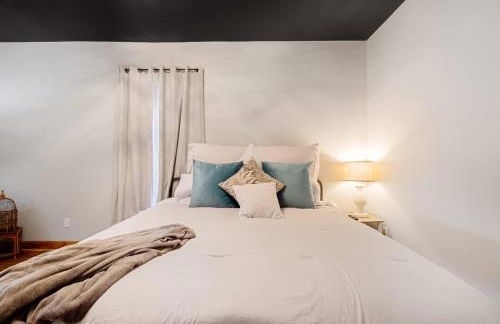 Spacious retreat w private backyard near downtown - Foto 13