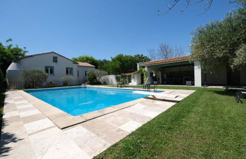 vacation rental with pool and poolhouse, close to arles in moulès- sleeps 8 - Foto 36