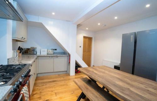 4 Bedroom Winchester Town House, central, parking - Foto 13