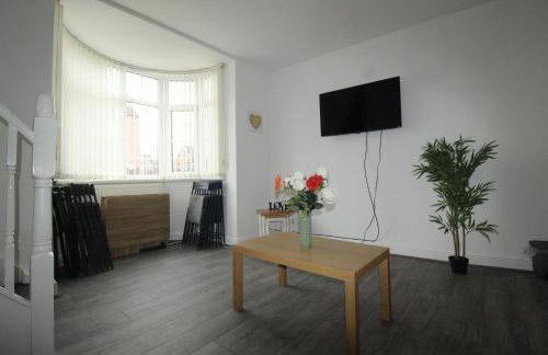 High Street House Thurnscoe by Smart Corporate Stays - Photo 4