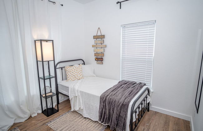 Huge Remodeled 5BR 4BA House Sleeps 20 Downtown - Photo 15