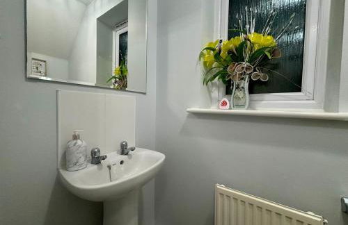 Eskdale Townhouse- Spacious 4BR ,Crawley, Free Wifi, Parking, fully equipped, contractor friendly, temporary relocations welcome, near Gatwick Airport - Foto 48