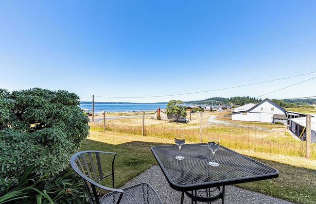 Private Beach Access + Water Views! Sleeps 18, Historic 6bdr Farmhouse w/ Deck - Foto 2