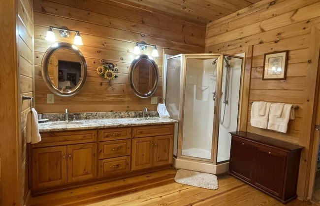 Deluxe log cabin! Pet and motorcycle friendly - enjoy nature with family and friends! 3 Bedroom Cabin by RedAwning - Foto 12