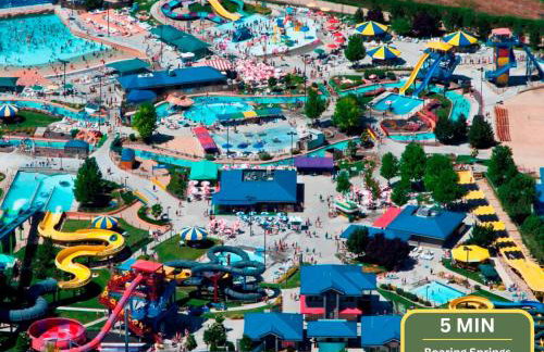 Fire Pit Getaway Shops and Dining 70in TV - Foto 47