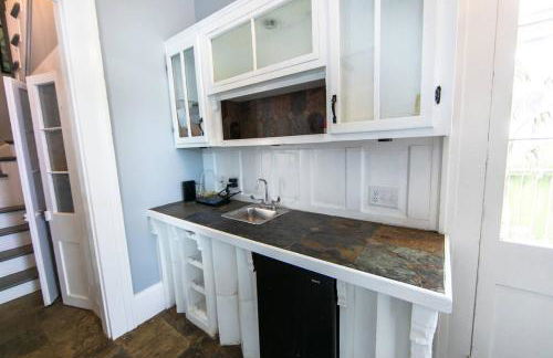 Governors Mansion 5 bedroom-3 bath - Photo 7