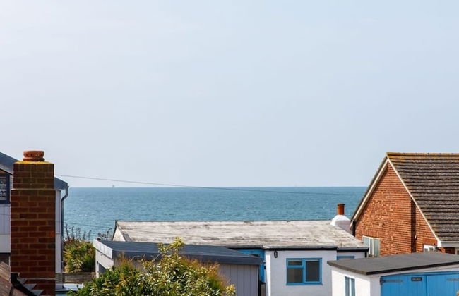 Mariners Stylish Beachside Getaway With Sea Views - Photo 4