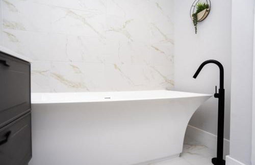 Central Telford Home - Sleeps 8 - Private Parking - Photo 10