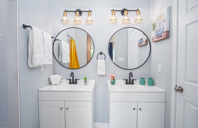 Seize the Moment 4BR 3BA Gem w Downtown Views - Foto 25