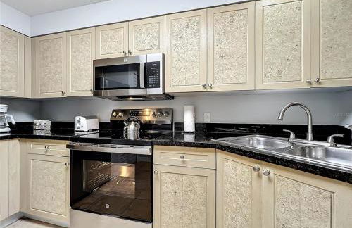 Spacious 3 Bed 3 Bath Luxury Condo 5 min from Disney - Photo 41