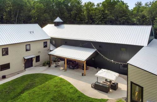 38-Acres of Luxury: 9BR, Indoor Pool, Gym, Near ND - Foto 32