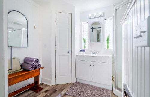 King Bed, Stocked Kitchen, Easy Driveway Parking, 2mi to Downtown & Coliseum - Foto 45