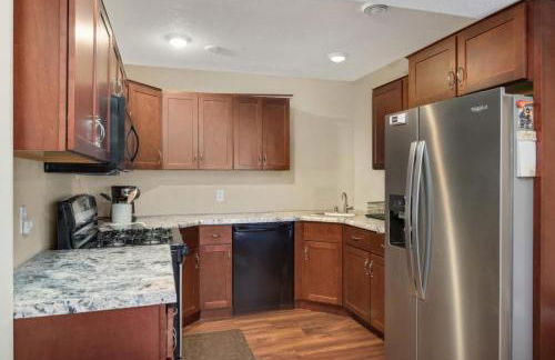 Charming 3-bedroom 1 bath basement nook with backyard view and gazebo - Foto 12