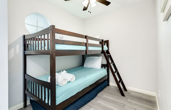 Seaside and Breezy Condo at the Victorian - Foto 56