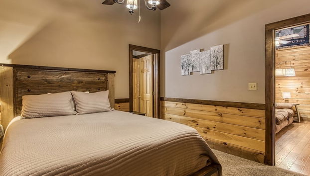 Cuddlin' Up, Er209 - Luxury At Its Finest And Location That Can't Be Beat! 2 Bedroom Cabin by RedAwning - Foto 2, Habitación