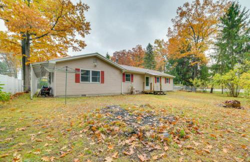 Cozy Houghton Lake Home with Fire Pit and Porch - Foto 23