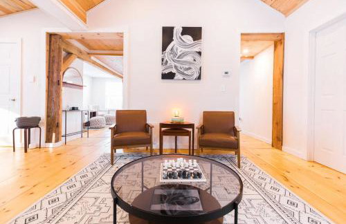 Rustic Luxe Creekside Retreat with Hot Tub and Fire Pit, Minutes From Hudson - Foto 11