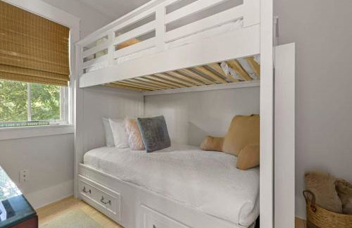 Bella and Dulce's Lakehouse by Juniper Holiday + Home - Photo 30