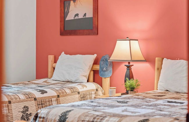 Bear Paw Lodge by Avantstay Hot Tub, Deck, & Fire Pit - Foto 36