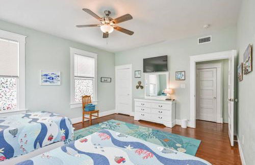 Coastal Blue Beach House with 3 Bedrooms and Just off the Seawall - Foto 16