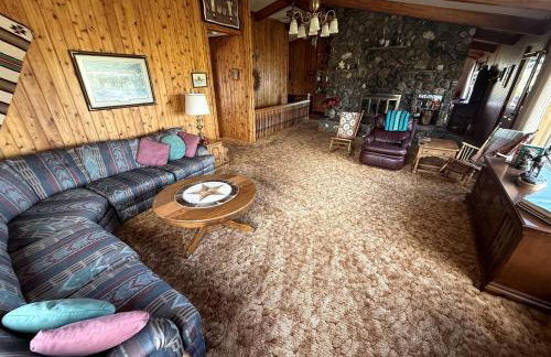 Charming Riverfront Guest House with Deck Overlooking Madison River, Near Ennis, Montana - Foto 3