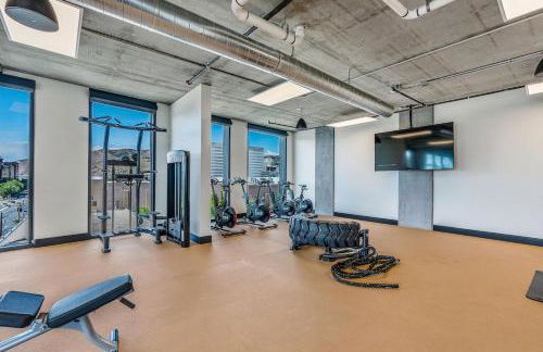 10thFloor CityView HotTub,Pool,Gym,Parking,King Bed - Foto 42