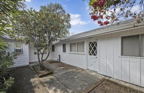 Sandy Feet Retreat -- Lakefront Retreat With Sand Volleyball Court! - Foto 36