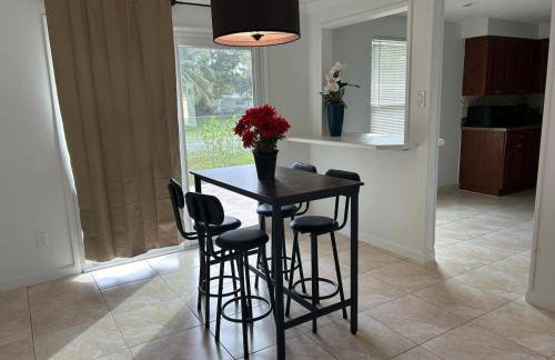 Master Bedroom w Pvt Bath in shared home - Foto 24