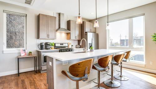 Walk to Mile High Stadium Modern Denver Townhome - Foto 2