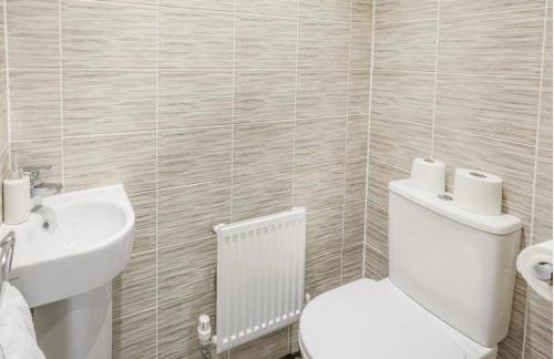 The Neal's 4 Bedroom House in Buxton Sleeps 8 - Photo 46