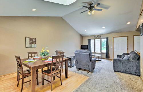 Elwood Townhome with Patio - 7 Mi to Johnson Lake - Foto 6