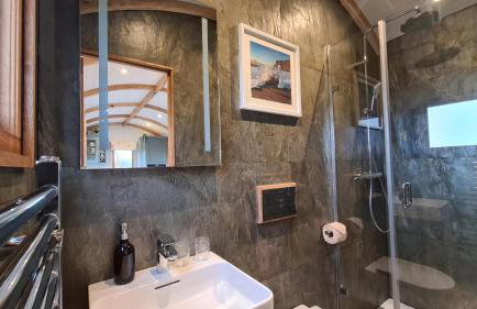 Honey Bee - Comfortable luxury shepherds hut with hot tub - Foto 9