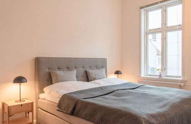 Sanders Boulevard - Smart 3-bdr Apt By the Canal - Photo 12