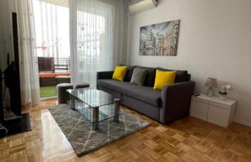 Encanto y Comodidad Cerca del Estadio Bernabéu - Foto 1