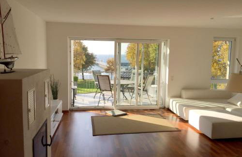 Ferienwohnung Seeblick - exklusive Wohnung in erster Reihe mit Balkon und Seeblick - Photo 2