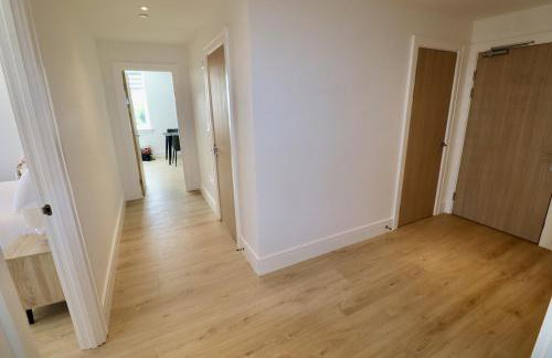 Chertsey Modern 2-Bed Flat with Ensuite, Parking & Ultra-Fast WiFi - Foto 11