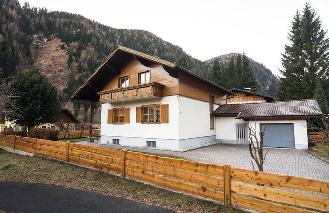 Holiday Home in Rennweg Near Ski Slopes - Photo 1