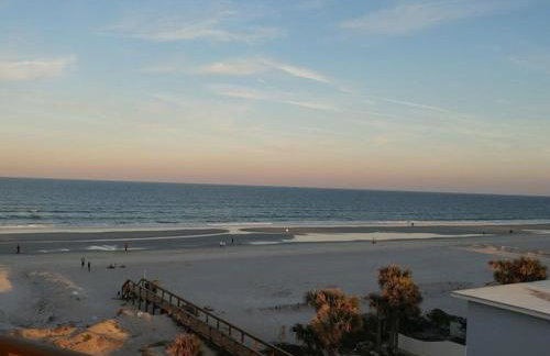 Polished oceanfront condo with pool access, private balcony & washer/dryer - Foto 32