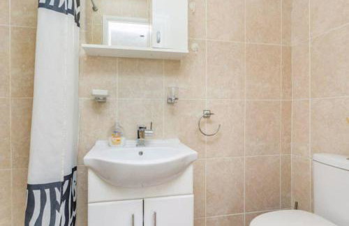 Spacious 5 Bedroom 11 Guest Family House in Horsham - Photo 25