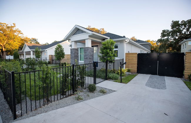 Brand New Modern Pet Friendly Zen Home W/ Private Home Theater & Hot Tub! 2 Bedroom Home by RedAwning - Photo 60