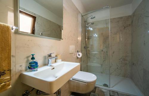 LUXURY VILLA ON SPACIOUS PRIVATE PROPERTY - Photo 18