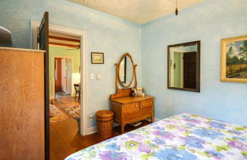 Harbert Cottage with Fire Pit Half Mile to Beach! - Foto 11